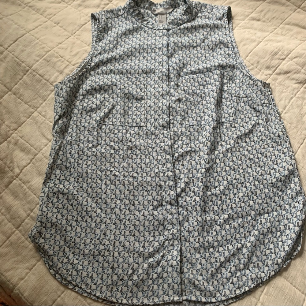 H&M Women’s Sleeveless Button Down Shirt Size 8‎